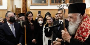Ιερώνυμος και υπουργοί κατά την κοπή της πίτας