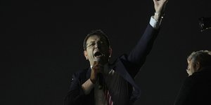 Ο Εκρέμ Ιμάμογλου δίνει ομιλία