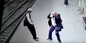 H στιγμή που ο άνδρας παθαίνει ηλεκτροπληξία από καλώδιο στην Ινδία