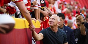 Ο Τζεφ Μπέζος χαιρετά οπαδό