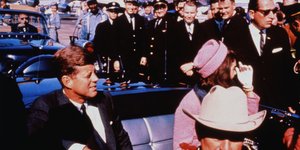 Ο κυβερνήτης του Τέξας John Connally ρυθμίζει τη γραβάτα του, ο πρόεδρος των ΗΠΑ John F Kennedy και η πρώτη κυρία Jacqueline Kennedy στο ίδιο αυτοκίνητο