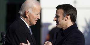 Η χειραψία Μπάιντεν - Μακρόν 