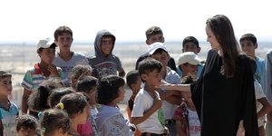 Η Αντζελίνα Τζολί με παιδιά από την Συρία