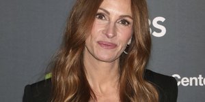 Η Τζούλια Ρόμπερτς με φόρεμα τυπωμένες φωτογραφίες Τζορτζ Κλούνεϊ 