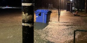 Κάδος σε πλημμυρισμένο δρόμο στην Κατερίνη