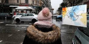 μια κοπέλα με σκούφο στο κρύο