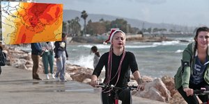 δυο κοπέλες κάνουν ποδήλατο το χειμώνα στη θεσσαλονίκη