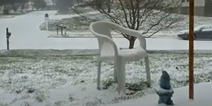 Καρέκλα σε αυλή σπιτιού στις ΗΠΑ