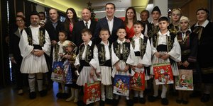 Χριστουγεννιάτικα κάλαντα στην Κουμουνδούρου για τον Αλέξη Τσίπρα