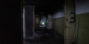 Κάθισμα στο διάδρομο υπογείου ενός κτιρίου, που χρησιμοποιείτο ως θάλαμος βασανιστηρίων στη Χερσώνα