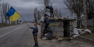 παιδί κρατά την ουκρανική σημαία στη Χερσώνα