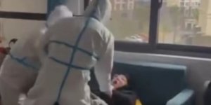 Οι κινεζικές Αρχές βγάζουν με το ζόρι πολίτη από το σπίτι του 