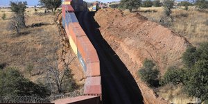 Κοντέινερ στα σύνορα Μεξικού με Αριζόνα