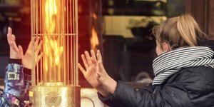 κοπέλες ζεσταίνονται σε εξωτερική σόμπα