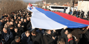 Τεράστιες διαδηλώσεις Σέρβων στο βόρειο Κόσοβο