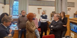 Ευχές και δώρα για τα Χριστούγεννα μοίρασε o Κώστας Καραμανλής στους κοινοβουλευτικούς συντάκτες