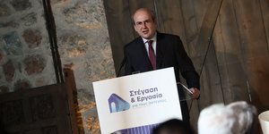 Ο Κωστής Χατζηδάκης κατά την παρουσίαση του προγράμματος «Στέγαση και Εργασία για τους Αστέγους»