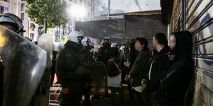 Προσαγωγή κουκουλοφόρων από ΜΑΤ στην Αθήνα