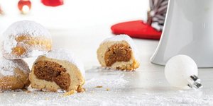 Κουραμπιέδες γεμιστοί με μελομακάρονα