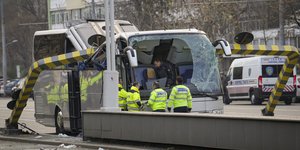 Αστυνομικοί στο πούλμαν που τράκαρε σε μπάρα