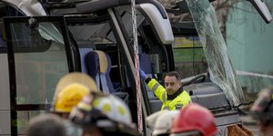 ου μετέφερε 47 Έλληνες πολίτες και το οποίο έπεσε σε μια ράβδο ορίου ύψους στην είσοδο μιας σήραγγας στο Βουκουρέστι,