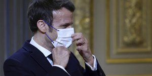 Ο Εμανουέλ Μακρόν φοράει μάσκα