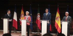 Από αριστερά προς τα δεξιά: Ο πρόεδρος της Γαλλίας, Εμανουέλ Μακρόν, η πρόεδρος της Κομισιόν, Ούρσουλα Φον ντερ Λάιεν, ο πρωθυπουργός της Ισπανίας, Πέδρο Σάντσεθ και ο πρόεδρος της Πορτογαλίας, Αντόνιο Κόστα/ AP Photos