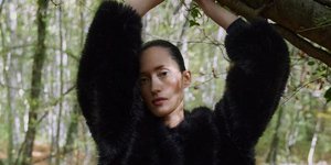 γυναίκα με μαύρο πανωφόρι