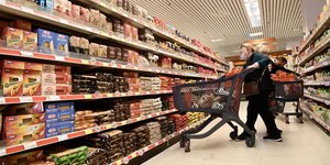 ένας άνδρας ψωνίζει σε σούπερ μάρκετ