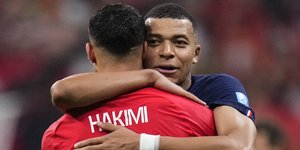 Κιλιάν Εμπαπέ και Χακίμι μετά τη νίκη της Γαλλίας επί του Μαρόκου