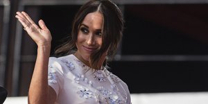 Η Μέγκαν Μαρκλ χαιρετάει το πλήθος