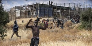 Μετανάστες περνούν τον φράχτη στη Μελίγια