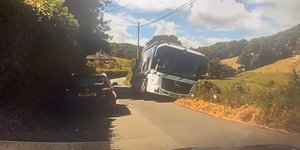 Ένα υπερσύγχρονο απορριμματοφόρο της Mercedes το κατάπιε η γη 