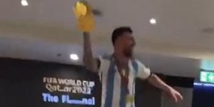 Ο Μέσι πανηγυρίζει με το τρόπαιο του Μουντιάλ 2022 στα αποδυτήρια