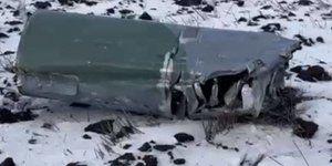 Μεταλλικό αντικείμενο πάνω σε χιόνια