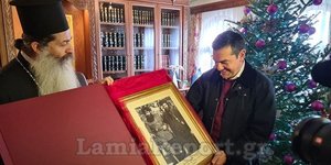 Ο μητροπολίτης Φθιώτιδας προσφέρει το δώρο στον Αλέξη Τσίπρα