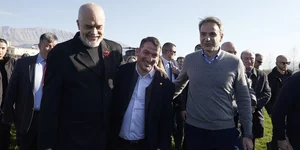 Ο Κυριάκος Μητσοτάκης μαζί με τους Πύρρο Δήμα και Έντι Ράμα στη Δερβιτσάνη