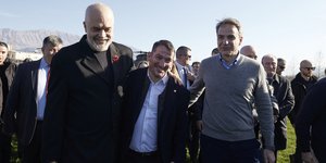 Ο Κυριάκος Μητσοτάκης μαζί με τους Πύρρο Δήμα και Έντι Ράμα στη Δερβιτσάνη
