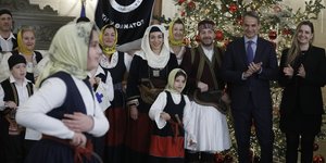 Πρωτοχρονιάτικα κάλαντα στον Κυριάκο Μητσοτάκη/ ΓΙΩΡΓΟΣ ΚΟΝΤΑΡΙΝΗΣ / EUROKINISSI