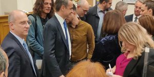 Ο Κυριάκος Μητσοτάκης με τους κοινοβουλευτικούς συντάκτες