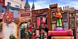 Ο μικρός πρίγκιπας στην είσοδο του χωριού στο Βόλο 