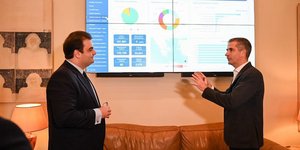  O υπυοργός Ψηφιακής Διακυβέρνησης, Κυριάκος Πιερρακάκης με τον δήμαρχο Αθηναίων, Κώστα Μπακογιάννη