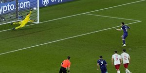 Ο Σέχνι αποκρούει πέναλτι του Μέσι στο Μουντιάλ 2022