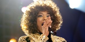 Η Naomi Ackie ως Γουίτνεϊ Χιούστον στην ταινία "Whitney Houston: I Wanna Dance with Somebody"