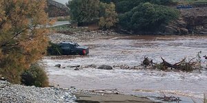 Έντονες βροχές στη Νάξο, παρασύρθηκαν αυτοκίνητα