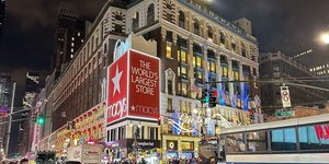 Κάνουμε βόλτα στις πιο εντυπωσιακές χριστουγεννιάτικες βιτρίνες του κόσμου