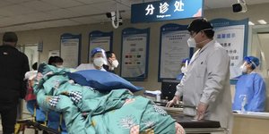 Γιατρός στη Κίνα βλέπει ασθενή σε φορείο