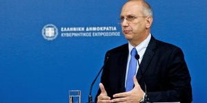 οικονομου δειχενι με χερια