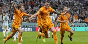 Οι Ολλανδοί πανηγυρίζουν το 2-2 με την Αργεντινή