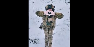 Ουκρανή χορεύει απτόητη εν μέσω πυροβολισμών και ψύχους